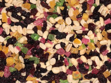 Kurutulmuş fındık ve şekerli ananas tatlısı.