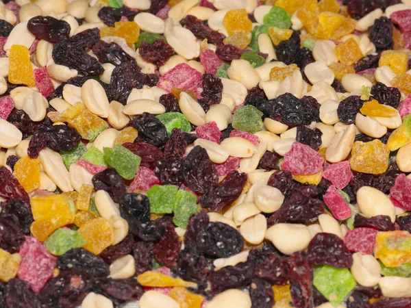 Kurutulmuş fındık ve şekerli ananas tatlısı.