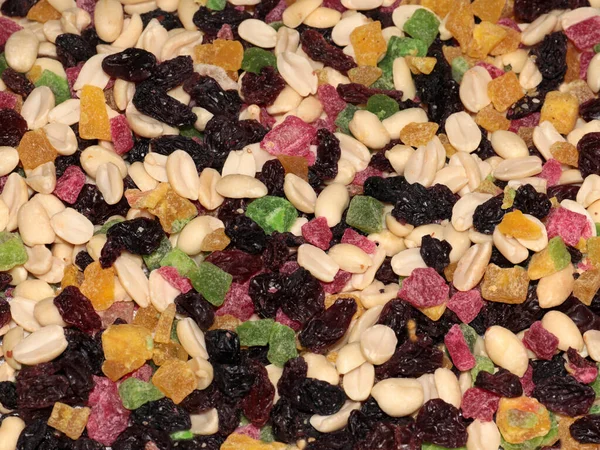 Kurutulmuş fındık ve şekerli ananas tatlısı.