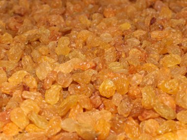 Olgun beyaz üzümlerden bir demet kuru üzüm.