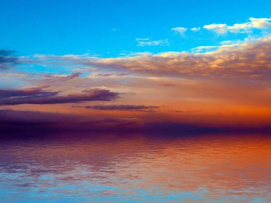 Deniz boşluğunun sakin yüzeyinde mavi bulutlu gökyüzünün yansıması