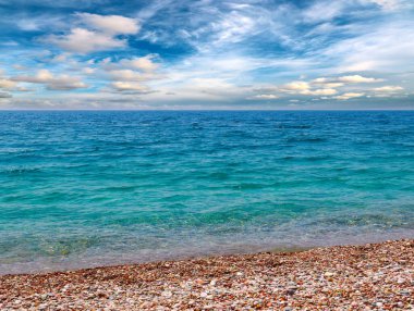 Güzel deniz plajı ve güneşli gökyüzü bir tatil beldesi olarak
