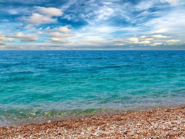 Güzel deniz plajı ve güneşli gökyüzü bir tatil beldesi olarak