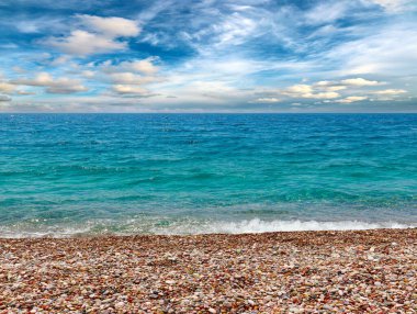 Güzel deniz plajı ve güneşli gökyüzü bir tatil beldesi olarak