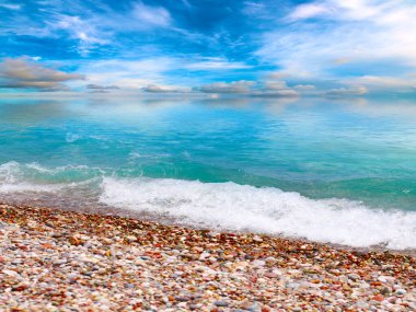 Güzel deniz plajı ve güneşli gökyüzü bir tatil beldesi olarak