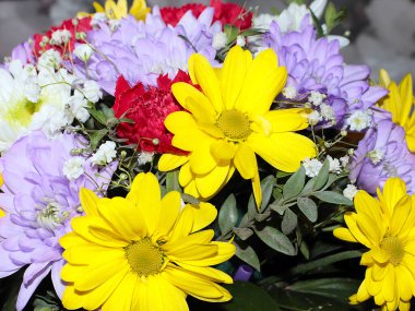 Tatilin bir parçası olarak çeşitli çiçeklerden yapılmış güzel bir buket.