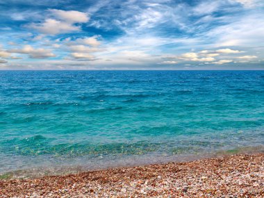 Rahatlama ve spor amaçlı çakıl taşı deniz plajı için harika bir yer.