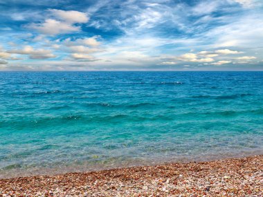 Rahatlama ve spor amaçlı çakıl taşı deniz plajı için harika bir yer.