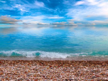 Rahatlama ve spor amaçlı çakıl taşı deniz plajı için harika bir yer.