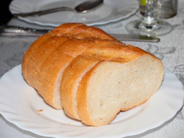 Öğle yemeğinin bir parçası olarak beyaz buğday somunu dilimleri.