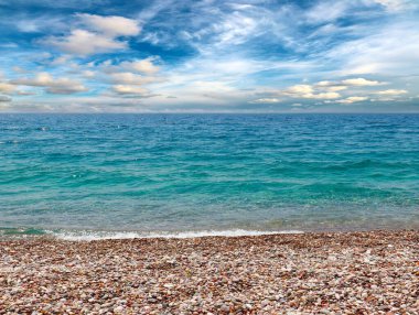 Rahatlama ve spor amaçlı çakıl taşı deniz plajı için harika bir yer.