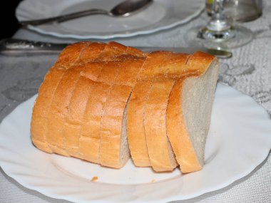 Öğle yemeğinin bir parçası olarak beyaz buğday somunu dilimleri.