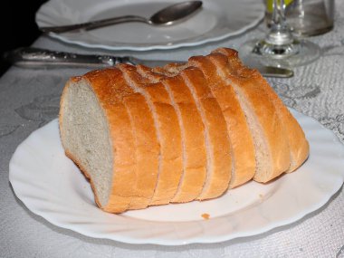 Öğle yemeğinin bir parçası olarak beyaz buğday somunu dilimleri.