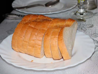 Öğle yemeğinin bir parçası olarak beyaz buğday somunu dilimleri.