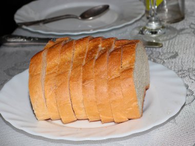 Öğle yemeğinin bir parçası olarak beyaz buğday somunu dilimleri.