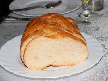 Öğle yemeğinin bir parçası olarak beyaz buğday somunu dilimleri.