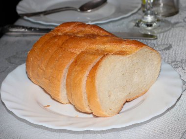 Öğle yemeğinin bir parçası olarak beyaz buğday somunu dilimleri.