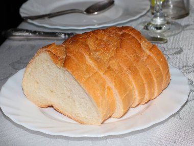 Öğle yemeğinin bir parçası olarak beyaz buğday somunu dilimleri.