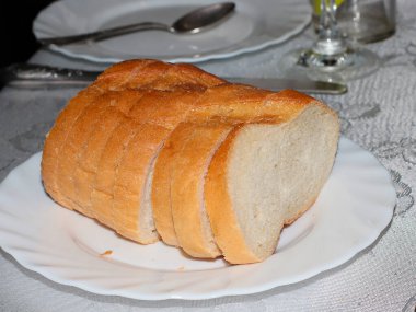 Öğle yemeğinin bir parçası olarak beyaz buğday somunu dilimleri.