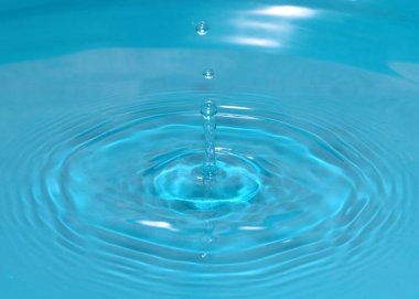 Bir damla temiz su, sıvıya çarptığında yüzeyde tuhaf desenler oluşturur.