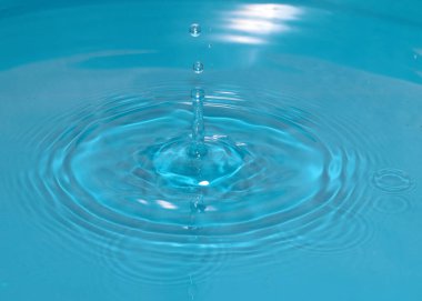 Bir damla temiz su, sıvıya çarptığında yüzeyde tuhaf desenler oluşturur.