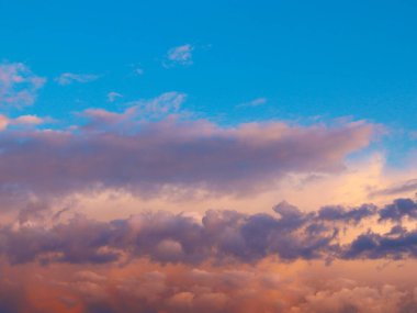 Güzel güneşli gökyüzü ve ufukta bulutlar