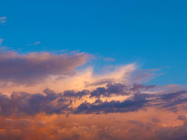 Güzel güneşli gökyüzü ve ufukta bulutlar