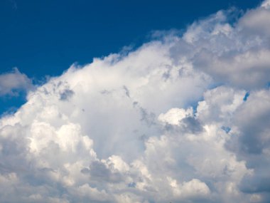 Güzel güneşli gökyüzü ve ufukta bulutlar