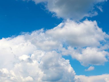 Güzel güneşli gökyüzü ve ufukta bulutlar