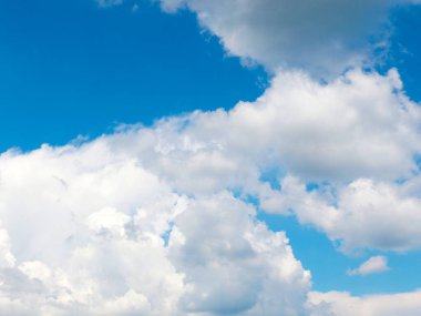 Güzel güneşli gökyüzü ve ufukta bulutlar