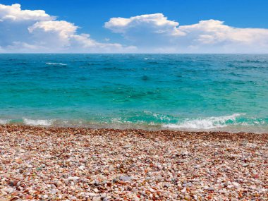 Güzel deniz plajı ve bulutlu yaz gökyüzü