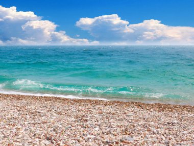 Güzel deniz plajı ve bulutlu yaz gökyüzü