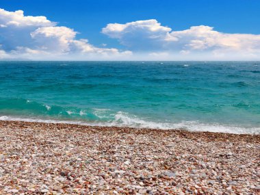 Güzel deniz plajı ve bulutlu yaz gökyüzü