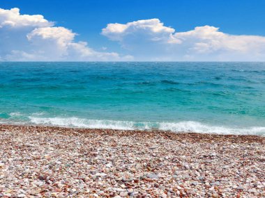 Güzel deniz plajı ve bulutlu yaz gökyüzü