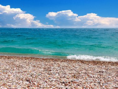 Güzel deniz plajı ve bulutlu yaz gökyüzü