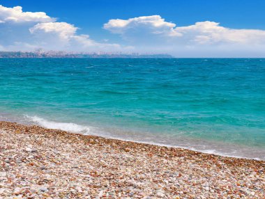 Güzel deniz plajı ve bulutlu yaz gökyüzü