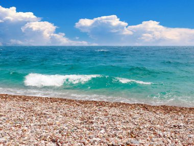 Güzel deniz plajı ve bulutlu yaz gökyüzü