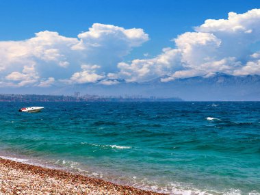 Güzel deniz plajı ve bulutlu yaz gökyüzü