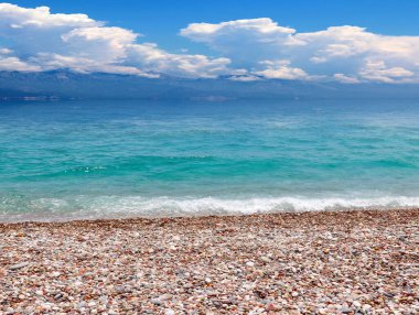 Güzel deniz plajı ve bulutlu yaz gökyüzü