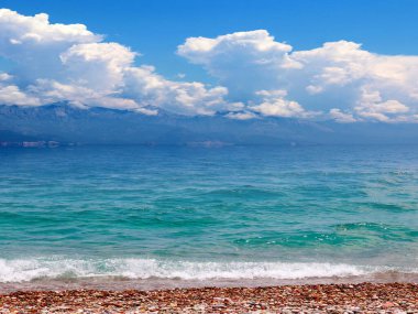 Güzel deniz plajı ve bulutlu yaz gökyüzü