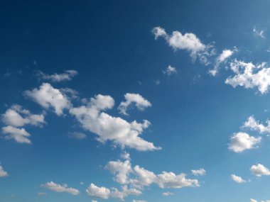 Ufkun üzerindeki güzel bulutlu yaz gökyüzü