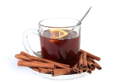 Bir fincan siyah çay ve aromatik tarçın çubukları.