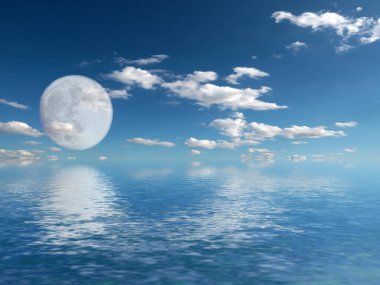 Sakin bir denizin yüzeyinde bulutlu bir gökyüzünün yansıması