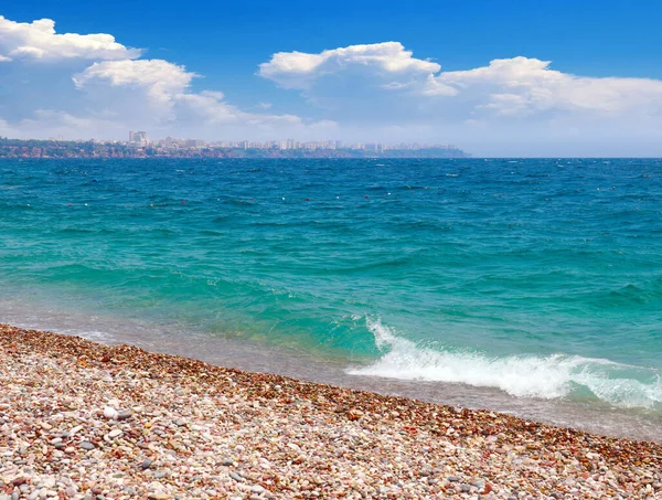 Güzel Deniz Plajı Bulutlu Yaz Gökyüzü — Stok fotoğraf