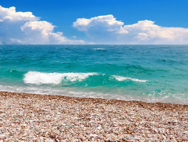 Güzel deniz plajı ve bulutlu yaz gökyüzü