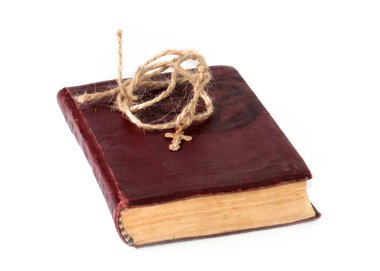 Eski dini kitaplar ve kenevir danteli üzerinde altın haç