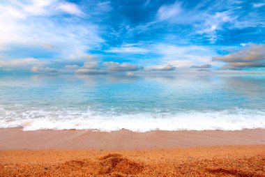 Deniz dalgaları ve kumlu plaj açık hava aktivitelerinin bir unsuru.