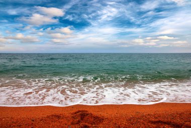 Deniz dalgaları ve kumlu plaj açık hava aktivitelerinin bir unsuru.