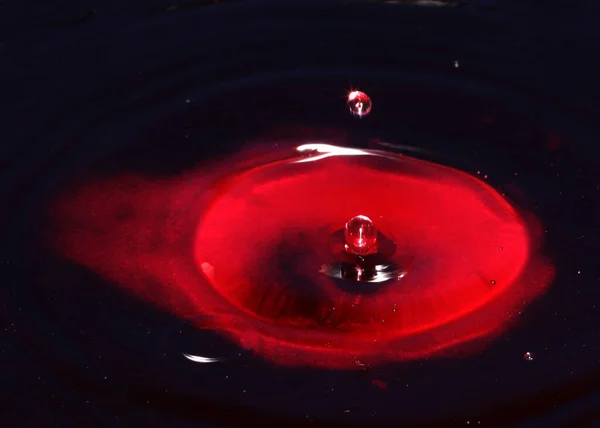 Líquido Rojo Sangre Gotea Sobre Superficie Agua Contaminada Sucia — Foto de Stock