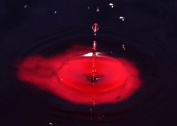 Sangue Líquido Vermelho Goteja Superfície Água Envenenada Suja — Fotografia de Stock
